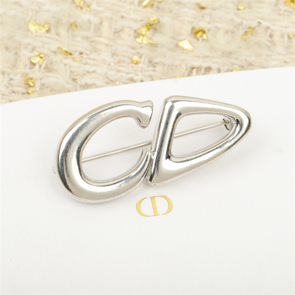 DIOR 偽物 ブローチ 高品質 CDロゴ シルバー 高級感 エレガント ディオール 