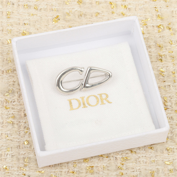 DIOR 偽物 ブローチ 高品質 CDロゴ シルバー 高級感 エレガント ディオール 