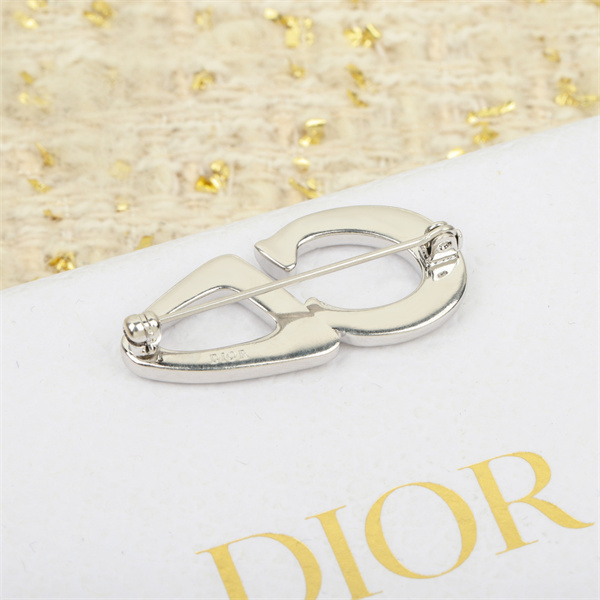 DIOR 偽物 ブローチ 高品質 CDロゴ シルバー 高級感 エレガント ディオール 