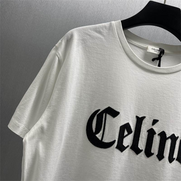 CELINE スーパーコピー Tシャツ ゴシックロゴ デザイン コットン 素材 ブラック＆ホワイト 展開 セリーヌ