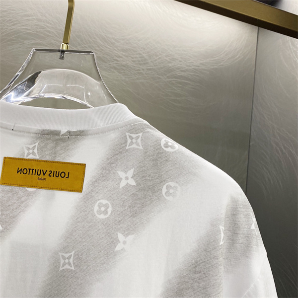 LOUIS VUITTON スーパーコピー Tシャツ グラデーションモノグラム 洗練デザイン 高級感 LOUIS VUITTON