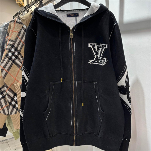 ルイヴィトン スーパーコピー セットアップ LVロゴ フーディー＆デニムパンツ ストリートラグジュアリー LOUIS VUITTON