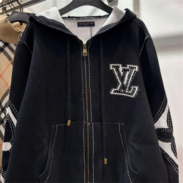 ルイヴィトン スーパーコピー セットアップ LVロゴ フーディー＆デニムパンツ ストリートラグジュアリー LOUIS VUITTON