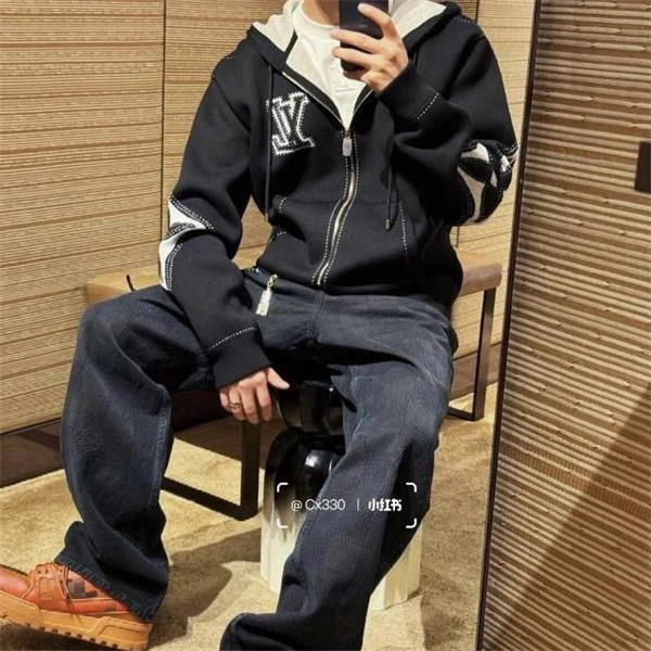 ルイヴィトン スーパーコピー セットアップ LVロゴ フーディー＆デニムパンツ ストリートラグジュアリー LOUIS VUITTON