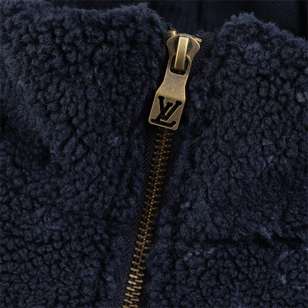 ルイヴィトン スーパーコピー フリースジャケット モノグラム エンボス加工 高級感 LOUIS VUITTON