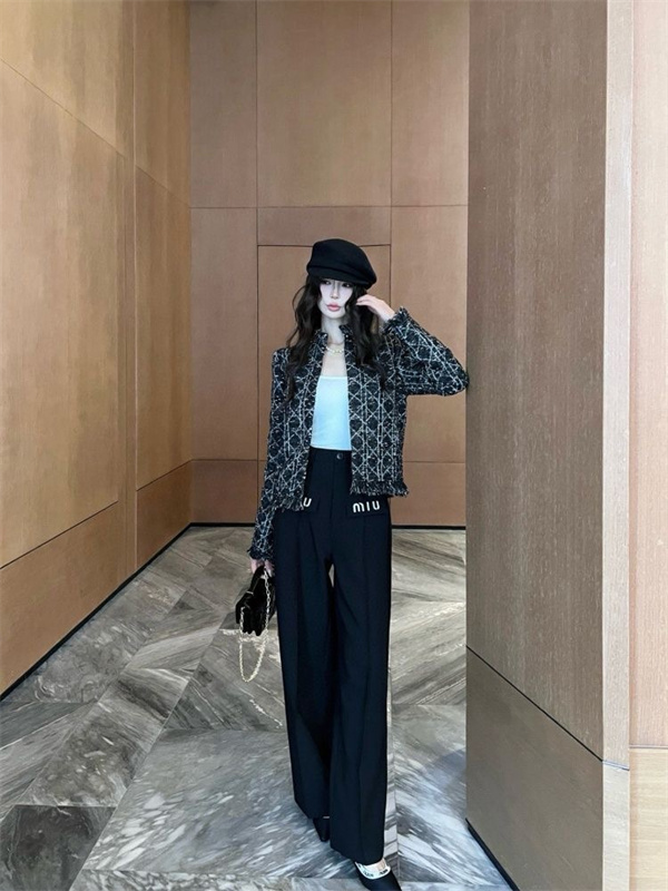 MIUMIU スーパーコピー スウェットパンツ ブラック ロゴ ポケット ストレートシルエット 洗練カジュアル ミュウミュウ