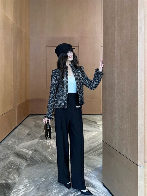 MIUMIU スーパーコピー スウェットパンツ ブラック ロゴ ポケット ストレートシルエット 洗練カジュアル ミュウミュウ