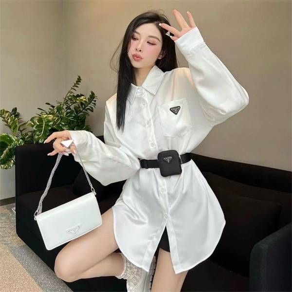 プラダ スーパーコピー シャツ シルク 光沢感 ホワイト ロゴアクセント ゆったりオーバーサイズ PRADA