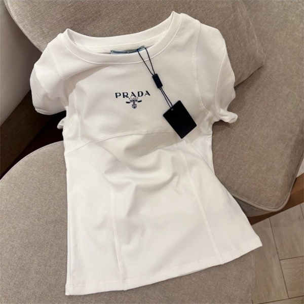 プラダ スーパーコピー シャツ ロゴ刺繍 スタイリッシュ リラックス PRADA