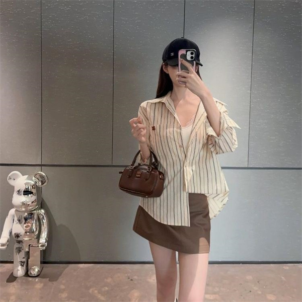 セリーヌ スーパーコピー シャツ ストライプ柄 ベージュ ブラウン ロゴ刺繍 ゆったりシルエット カジュアルオフィス CELINE