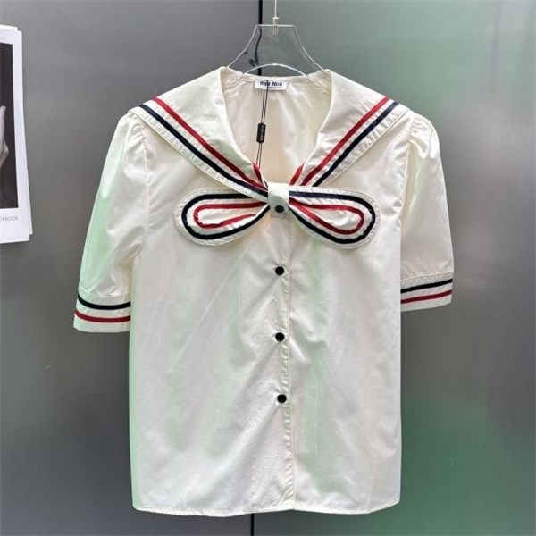 CELINE スーパーコピー セーラーシャツ ホワイト レッド ネイビー ストライプ 襟リボン 可愛らしさ セリーヌ