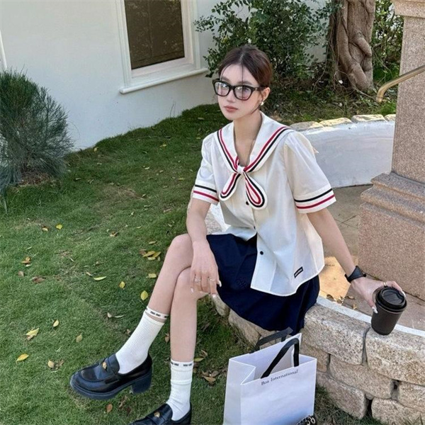 CELINE スーパーコピー セーラーシャツ ホワイト レッド ネイビー ストライプ 襟リボン 可愛らしさ セリーヌ