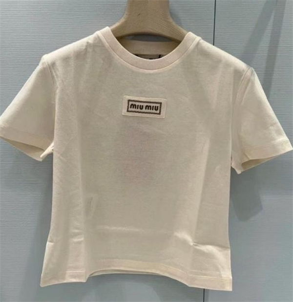 ミュウミュウ コピー Tシャツ ベージュコットン ロゴエンブレムシンプルエレガント MIUMIU