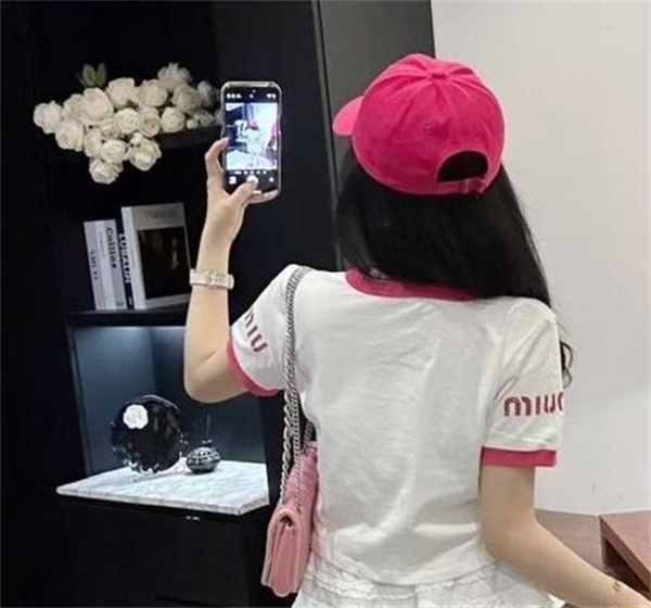 MIUMIU スーパーコピー Tシャツ ピンクリブ編み ロゴプリント 可愛らしいデザイン ミュウミュウ