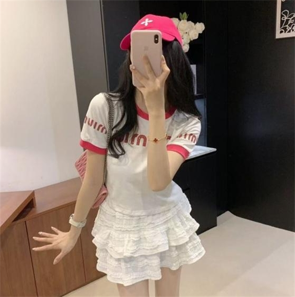 MIUMIU スーパーコピー Tシャツ ピンクリブ編み ロゴプリント 可愛らしいデザイン ミュウミュウ