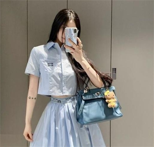 ミュウミュウ コピー セットアップ ブルーシャツ フレアスカート ロゴエレガンス MIUMIU