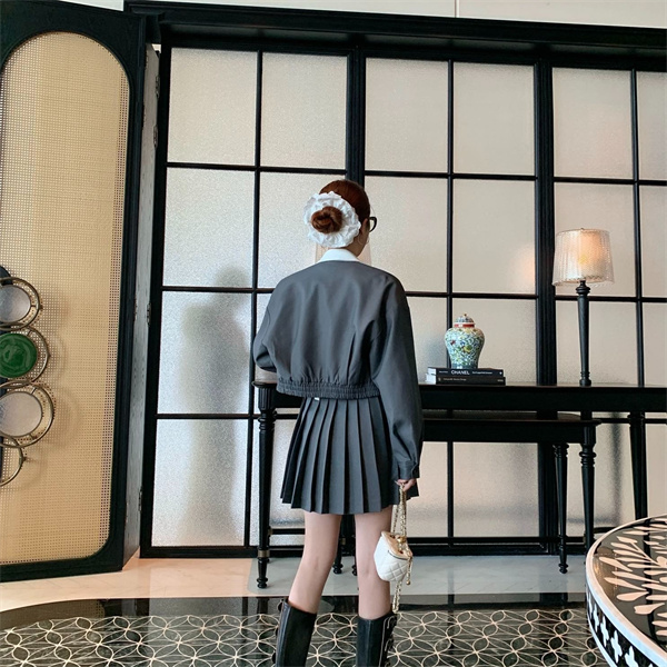 MIUMIU コピー セットアップ モダン クロップドジャケット プリーツスカート ミュウミュウ 