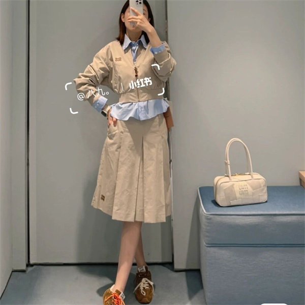 MIUMIU コピー セットアップ ベージュ プリーツスカート ロゴ デザイン カジュアル 上品 ミュウミュウ 