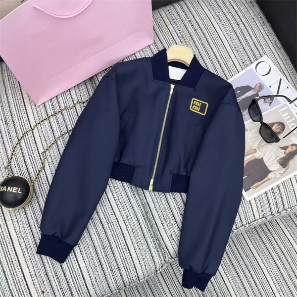 ミュウミュウ コピー ジャケット ジップアップ リブ編み襟 ロゴ刺繍 クロップド丈 スポーティー MIUMIU
