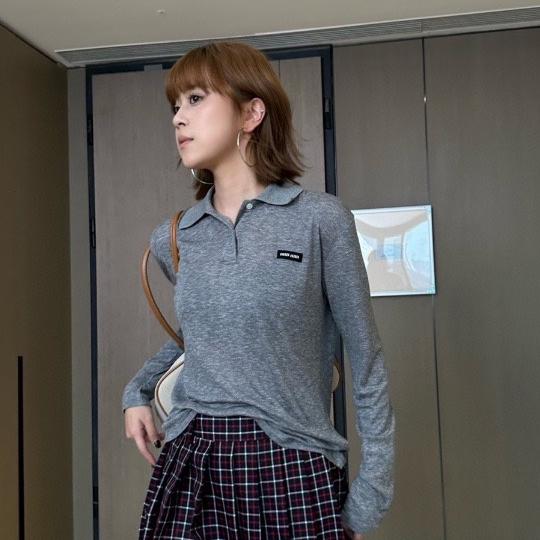 MIUMIU コピー 長袖ポロシャツ 洗練 ロゴ デイリーコーディネート ミニマル 高級感 ミュウミュウ