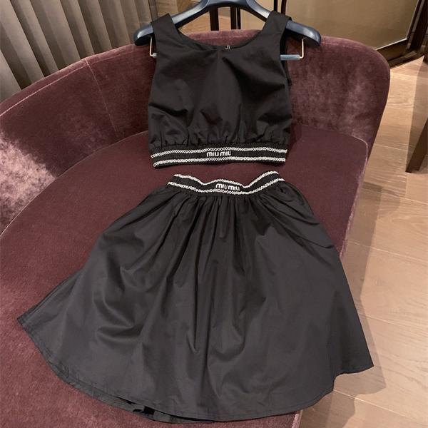 MIUMIU コピー 白ドレス シンプル 洗練 ドレープ感 ロゴディテール スポーティー ミュウミュウ