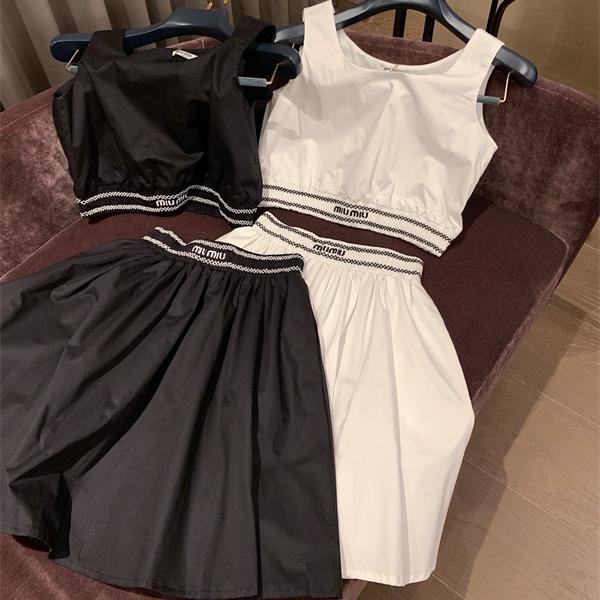 MIUMIU コピー 白ドレス シンプル 洗練 ドレープ感 ロゴディテール スポーティー ミュウミュウ