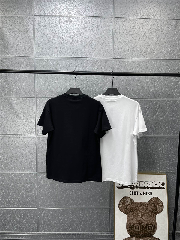 ストーンアイランド STONE ISLAND スーパーコピー  Tシャツ ブラック ホワイト ロゴプリントコットン素材 カジュアル