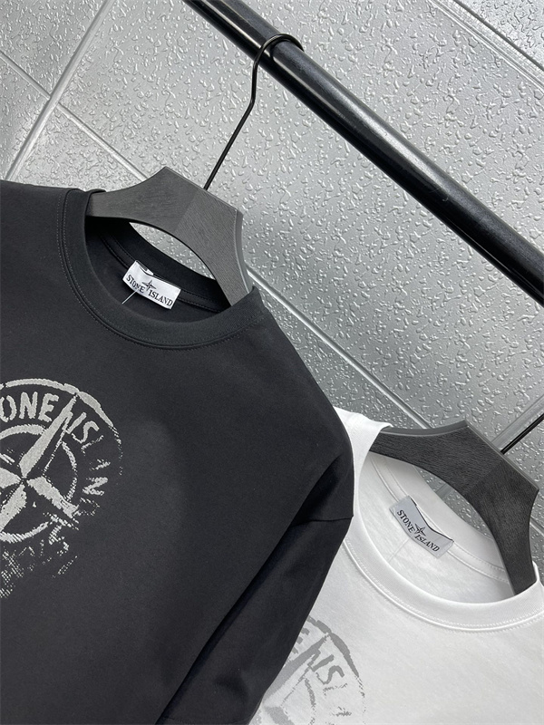 ストーンアイランド STONE ISLAND スーパーコピー  Tシャツ ブラック ホワイト ロゴプリントコットン素材 カジュアル