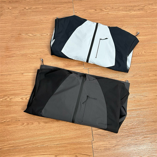 ストーンアイランド STONE ISLAND スーパーコピー  ジャケット ブラック ライトグレー ロゴ フード付き 防風 ジッパーポケット