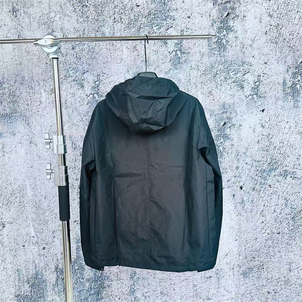 ストーンアイランド コピー ジャケット 機能性 融合 ブラック ナイロン 防風 軽量  調整可能フード STONE ISLAND