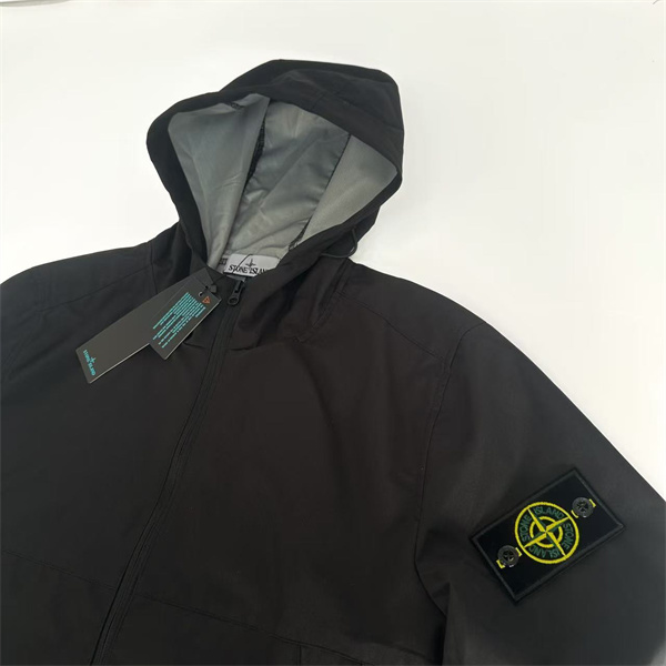 ストーンアイランド スーパーコピー ジャケット ナイロン 防風 軽量 フロントジップ 調整可能フード ロゴパッチ STONE ISLAND