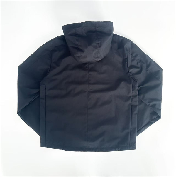 ストーンアイランド スーパーコピー ジャケット ナイロン 防風 軽量 フロントジップ 調整可能フード ロゴパッチ STONE ISLAND