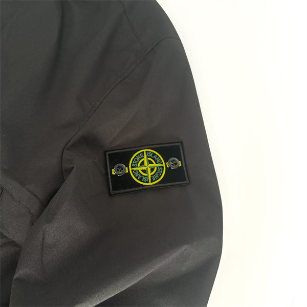 ストーンアイランド スーパーコピー ジャケット ナイロン 防風 軽量 フロントジップ 調整可能フード ロゴパッチ STONE ISLAND