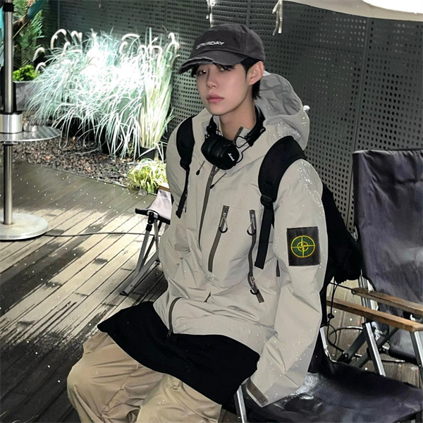 ストーンアイランド 偽物 ジャケット メンズ ライトベージュ 撥水素材 フード付き 複数ポケット STONE ISLAND