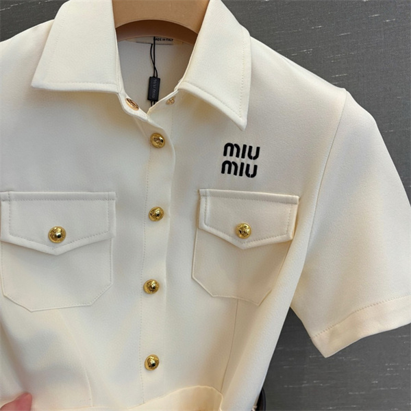 ミュウミュウ スーパーコピー ワンピース シンプル 美しいデザイン ゴールドボタン ロゴ エレガンス MIU MIU
