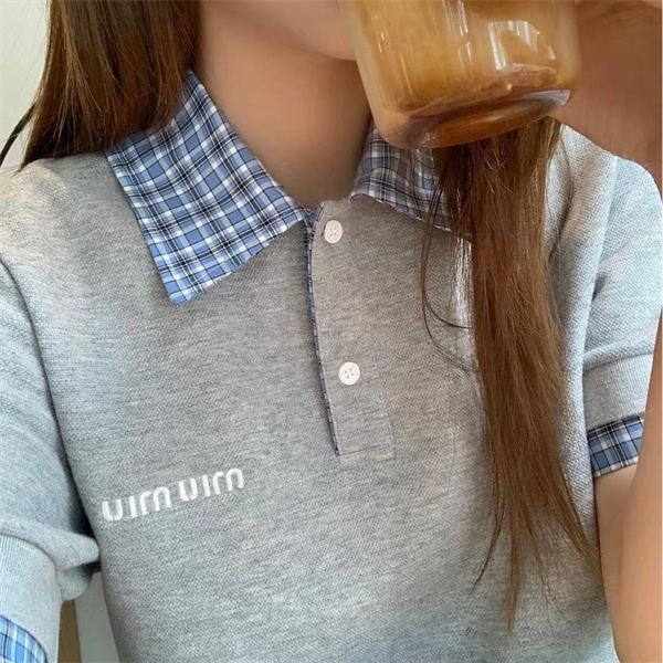 MIU MIU コピー ワンピース カジュアル エレガント グレーポロシャツ ディテール ブランドロゴ 上品 ミュウミュウ