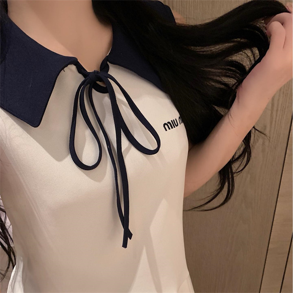 ミュウミュウ 偽物 ワンピース 可愛らしいデザイン リボン 襟元 縁取り フレア スカート 元気 可愛らしい MIU MIU