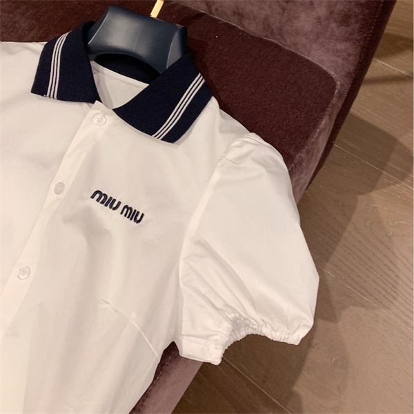MIU MIU スーパーコピー ワンピース 現代的 白 ストライプ デザイン スポーティー エレガント スカート部分 ミュウミュウ