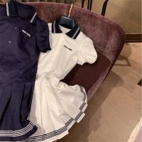 MIU MIU スーパーコピー ワンピース 現代的 白 ストライプ デザイン スポーティー エレガント スカート部分 ミュウミュウ