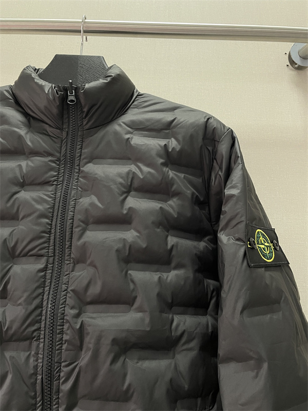 超軽量設計 高い保温力 STONE ISLAND ストーンアイランド コピー ダウン ジャケット ブラック