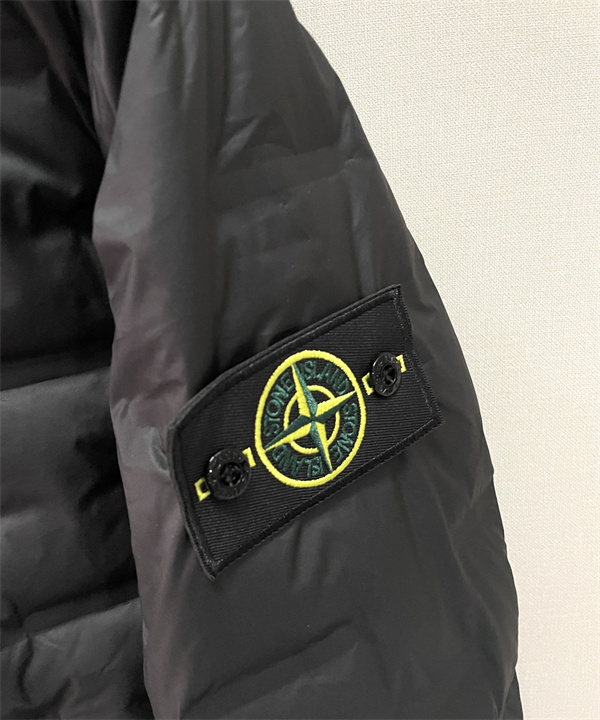 超軽量設計 高い保温力 STONE ISLAND ストーンアイランド コピー ダウン ジャケット ブラック