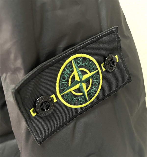 超軽量設計 高い保温力 STONE ISLAND ストーンアイランド コピー ダウン ジャケット ブラック