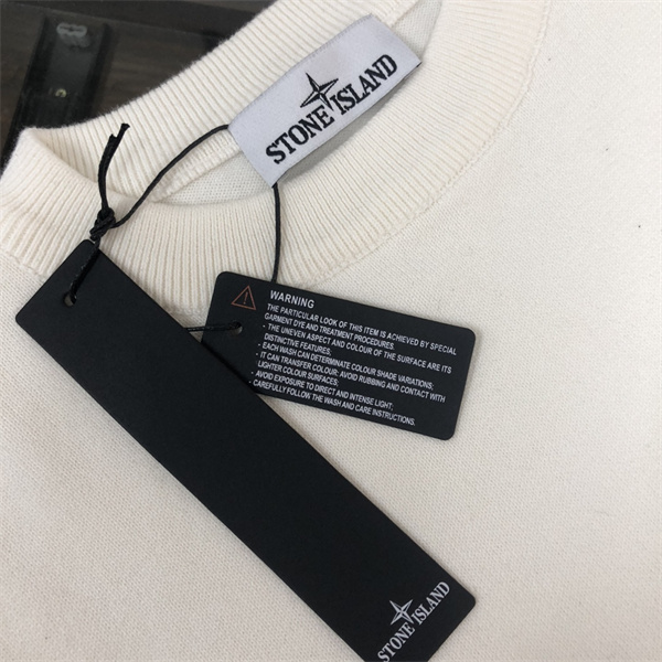  STONE ISLAND ストーンアイランド コピー 上質仕立て ミニマル表情 クルーネック ニット 定番モデル