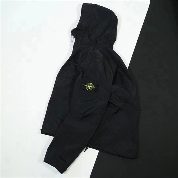 高機能 防寒中綿仕様 フーデッドデザイン 冬季対応 アウター ストーンアイランド コピー STONE ISLAND