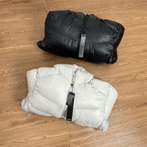 ストーンアイランド コピー STONE ISLAND 高保温 フーデッド構造 防寒重視 ダウンアウター