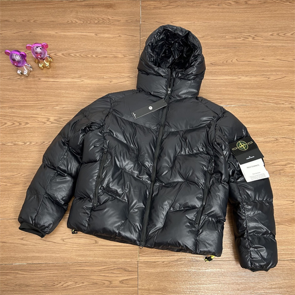 ストーンアイランド コピー STONE ISLAND 高保温 フーデッド構造 防寒重視 ダウンアウター