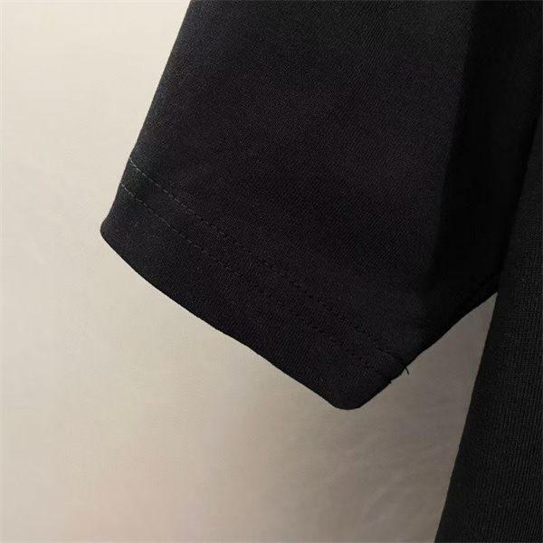 ミニマルロゴTシャツ クリーンラインデザイン 胸元アクセント AMIRI アミリ コピー 半袖カットソー 都市的バランス