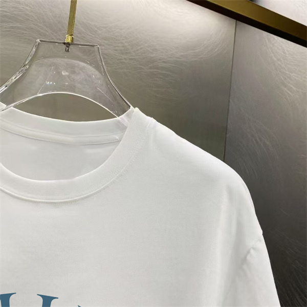 ミニマルロゴTシャツ クリーンラインデザイン 胸元アクセント AMIRI アミリ コピー 半袖カットソー 都市的バランス