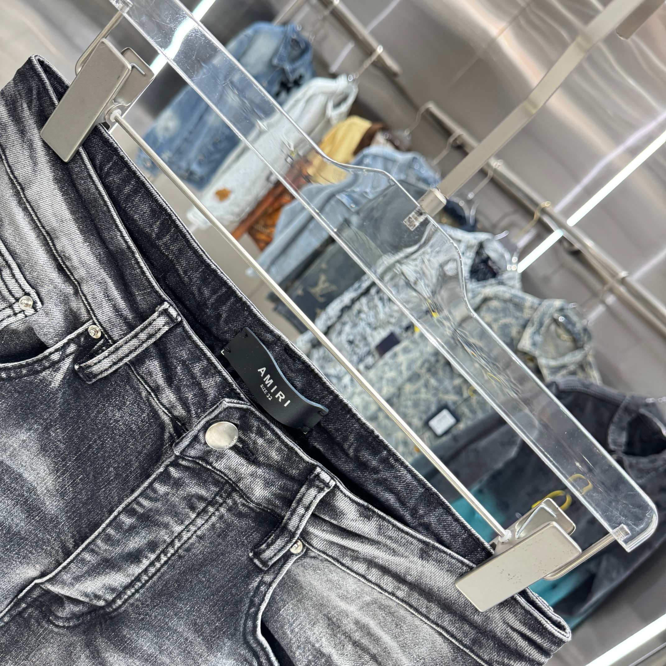立体的な色落ち コントラスト裏地 都会派カジュアル AMIRI アミリ コピー クラッシュジーンズ 売れ行き好調