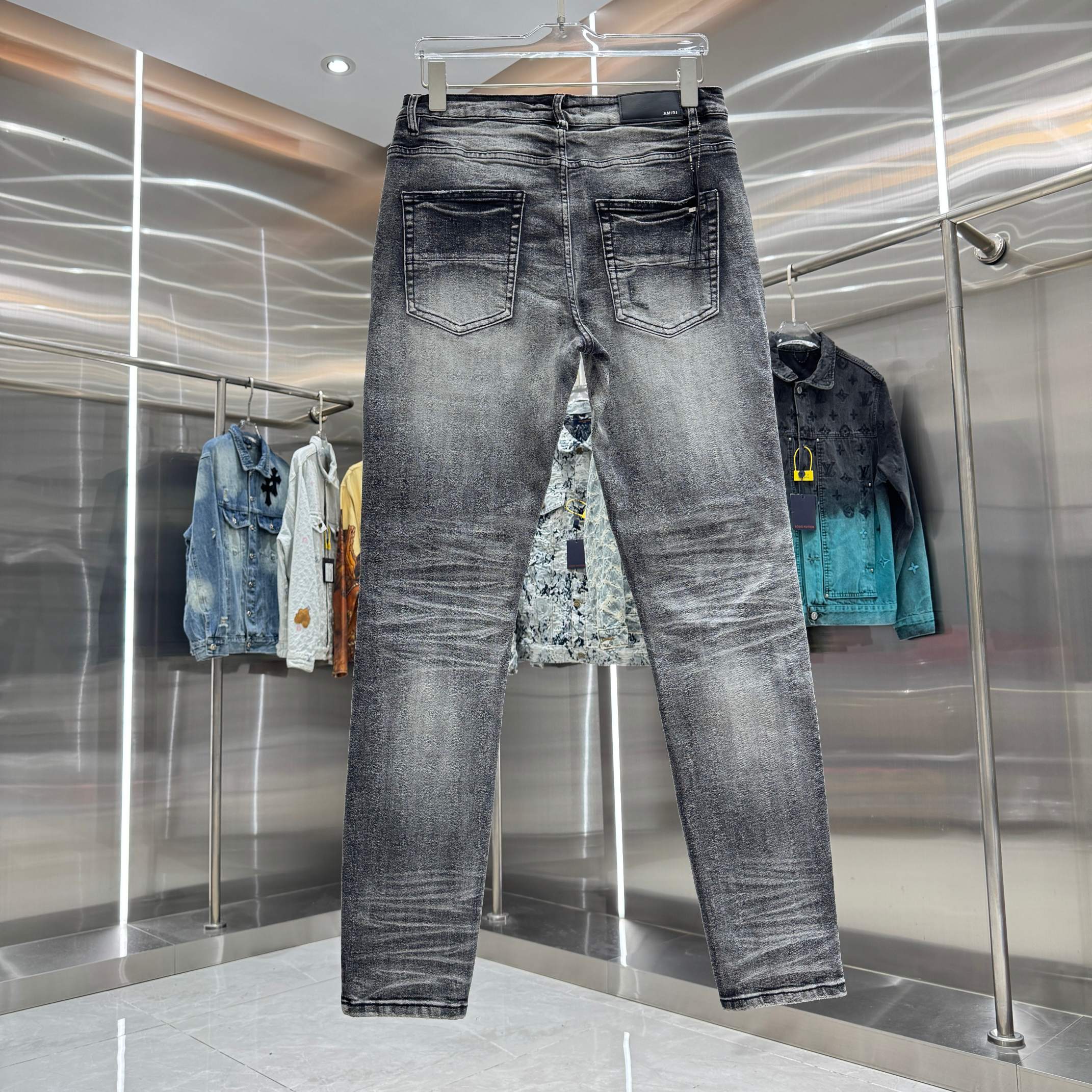 立体的な色落ち コントラスト裏地 都会派カジュアル AMIRI アミリ コピー クラッシュジーンズ 売れ行き好調
